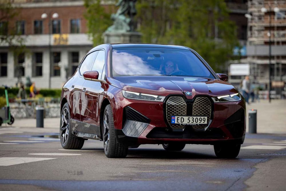 Rød BMW iX xDrive50